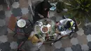 Tiga wanita menikmati hidangan saat sore hari di sebuah kafe di pusat kota Teheran, Iran (10/8/2019). Revolusi Islam 1979 membawa perubahan yang mengguncang Iran, tak terkecuali bagi kaum perempuan. (AP Photo/Vahid Salemi)