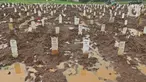 Genangan air terlihat di Taman Pemakaman Umum (TPU) Bambu Apus, Jakarta Timur, Selasa (16/2/2021). Petak makam untuk jenazah korban COVID-19 di TPU Bambu Apus dipersempit dari semula berukuran 2,5 meter x 1,5 meter menjadi 2,2 meter x 1,2 meter per petak makam. (Liputan6.com/Herman Zakharia)