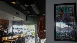Headline dari Sunday Time yang memuat foto Cristiano Ronaldo menghiasi sudut CR7 Corner Restaurant and Bar. Ronaldo membangun bisnis pariwisata itu di kota kelahirannya Funchal.  (Bola.com/Reza Khomaini)