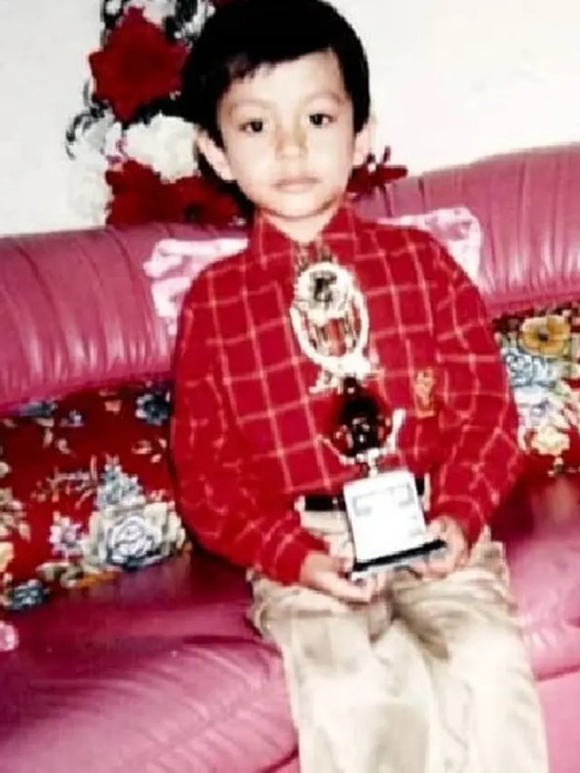 6 Potret Masa Kecil Angga Yunanda, Bikin Gemas