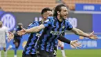 Bek Inter Milan, Matteo Darmian melakukan selebrasi usai mencetak gol ke gawang Cagliari dalam laga lanjutan Liga Italia 2020/2021 pekan ke-30 di San Siro Stadium, Milan, Minggu (11/4/2021). Inter Milan menang 1-0 atas Cagliari. (AP/Luca Bruno)