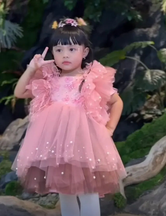 8 Potret Ameena tampil pede nyanyi di panggung dengan gaun pink, bikin gemes bak diva cilik
