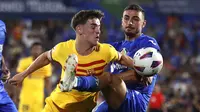 Pemain Barcelona, Gavi (kiri) berebut bola dengan pemain Getafe, Juan Iglesias pada laga pekan pertama Liga Spanyol 2023/2024 di Coliseum Alfonso Perez Stadium, Getafe, Spanyol, 14 Agustus 2023 WIB. (AP Photo/Alvaro Medranda)