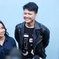 Tidak lama lagi, pasangan kekasih yang baru sebulan itu akan meresmikan hubungannya. Personel boyband SMASH, Muhammad Ilham Fauzi (22) akan mempersunting kekasihnya Nadine Syahria (21). (Nurwahyunan/Bintang.com)