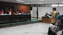 Romi Herton (berdiri) dan Masyito kembali menjalani sidang lanjutan kasus dugaan suap penanganan sengketa pilkada Kota Palembang dengan agenda pembacaan Pleidoi di Pengadilan Tipikor, Jakarta, Senin (23/2/2015).  (Liputan6.com/Herman Zakharia)