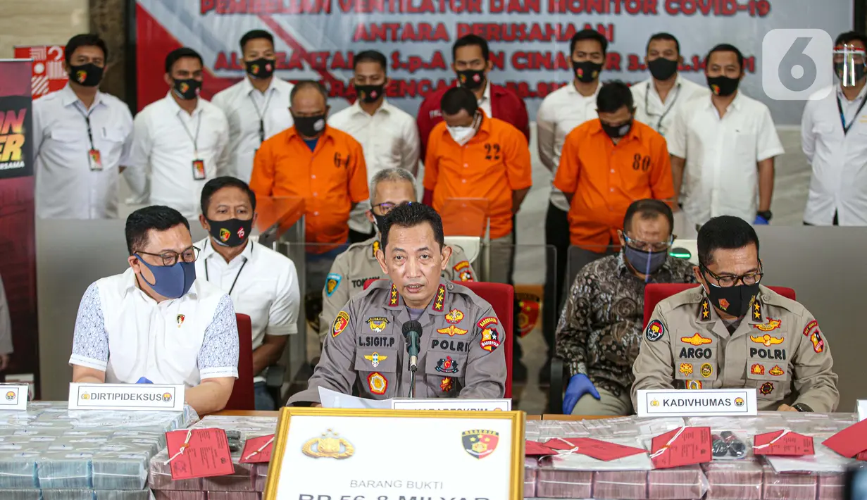 Kabareskrim, Komjen Pol Listyo Sigit Pranowo (tengah) memberikan keterangan saat rilis terkait kasus penipuan sindikat internasional pembelanjaan ventilator covid-19 di Gedung Bareskrim Mabes Polri, Jakarta, Senin (7/9/2020). (Liputan6.com/Faizal Fanani)