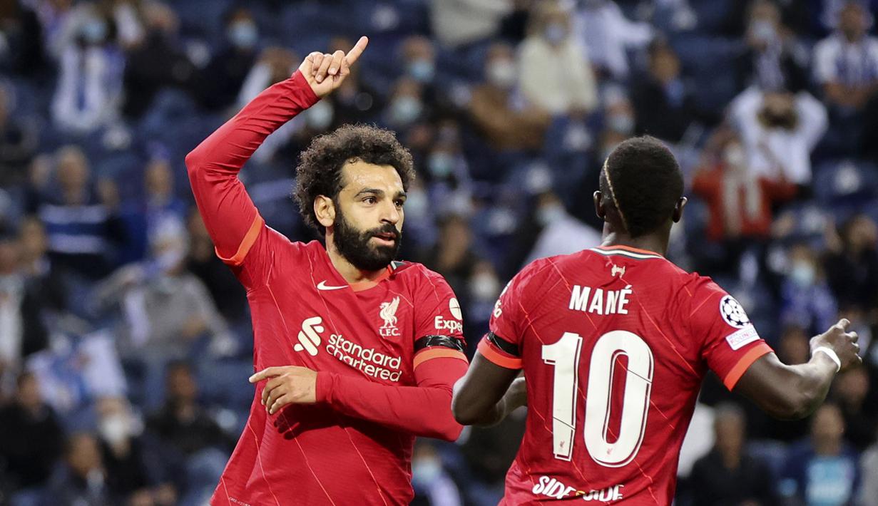 Penyerang Liverpool, Mohamed Salah (kiri) berselebrasi dengan Sadio Mane usai mencetak gol ke gawang Porto pada pertandingan grup B Liga Champions di stadion Dragao di Porto, Portugal, Rabu (29/9/2021). Salah mencetak dua gol dan Liverpool menang telak atas Porto 5-1.  (AP Photo/Luis) Vieira)