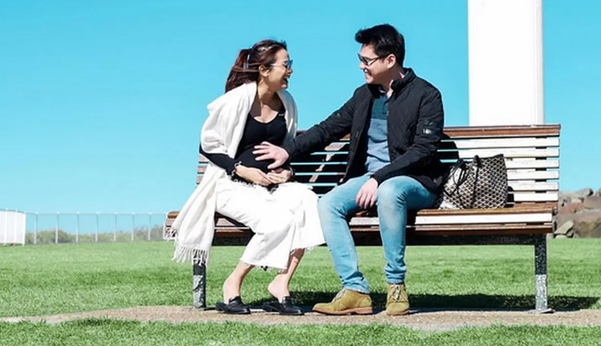 Bridgia Kalina Kharisma, putri pertama pasangan Acha Septriasa dan Vicky Kharisma yang lahir pada Rabu, 20 September 2017, pukul 12.14 siang waktu setempat di Sydney, Australia, dengan bobot 3,2 Kg dan panjang 47cm.  (Instagram/septriasaacha)