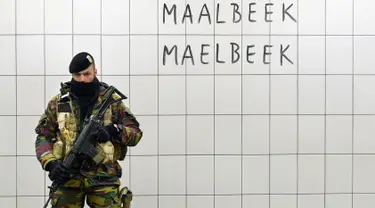 Seorang petugas bersenjata melakukan penjagaan di Stasiun Metro Maelbeek di Brussels, Ibu Kota Belgia, Senin (25/4). Stasiun kereta metro tersebut akhirnya dibuka kembali setelah serangan bom 22 Maret 2016 lalu yang menewaskan 35 orang. (JOHN Thys /AFP)