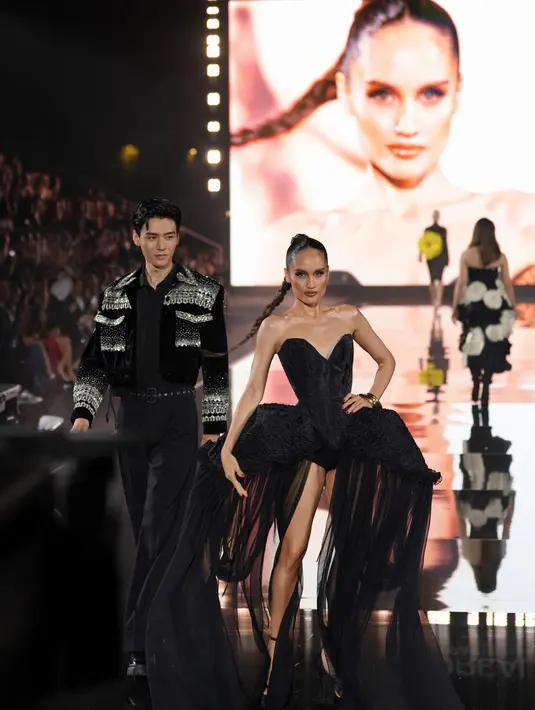 Cinta Laura tampil berani kenakan strapless dress dengan potongan rok lebar dan terbuka [@claurakiehl]