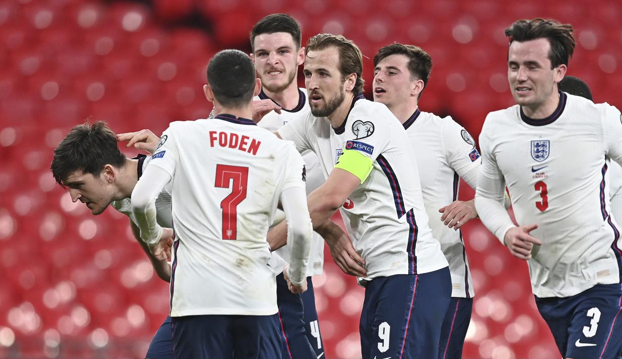 Para pemain Inggris merayakan gol kedua ke gawang Polandia yang dicetak bek Harry Maguire (kiri) dalam laga lanjutan Kualifikasi Piala Dunia 2022 Zona Eropa Grup I di Wembley Stadium, London, Rabu (31/3/2021). Inggris menang 2-1 atas Polandia. (AP/Andy Rain)