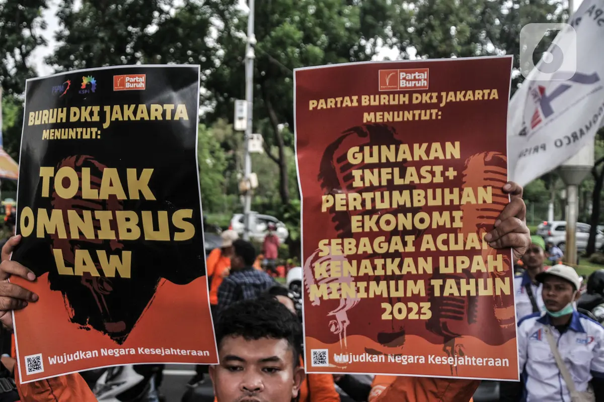 Buruh Geruduk Balai Kota Tuntut UMP 2023 Naik 13 Persen