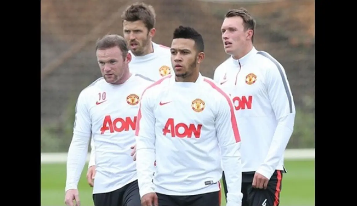 Memphis Depay yang baru direkrut Manchester United dari PSV Eindhoven menjalani latihan perdana bersama anggota tim MU di bawah pengawasan langsung sang pelatih, Louis van Gaal.. (www.manutd.com)