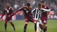 Bek Juventus, Alex Sandro saat melawan Torino, Minggu (18/2/2018) (MARCO BERTORELLO / AFP)