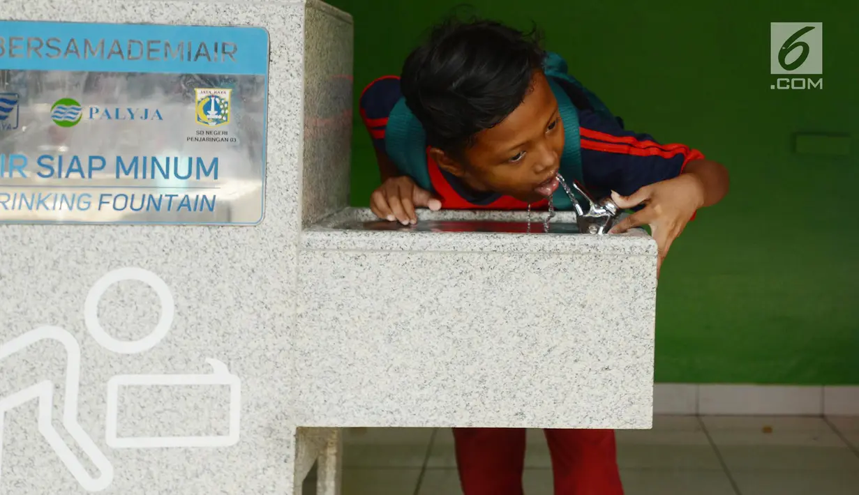 Siswa meminum air bersih langsung dari keran di SDN 03 dan SDN 04 Penjaringan, Jakarta, Jumat (22/3). Kegiatan ini dilakukan untuk memperingati Hari Air Sedunia 2019. (merdeka.com/Imam Buhori)