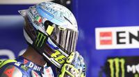 Pebalap Movistar Yamaha, Valentino Rossi, mengalami sakit kepala parah sehingga tak bisa tampil maksimal pada hari pertama tes pramusim resmi MotoGP 2017 di Sirkuit Sepang, Malaysia, Senin (30/1/2017). (yamahamotogp.com)