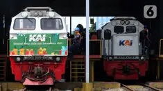 Teknisi melakukan perawatan dan pemeriksaan lokomotif kereta api (KA) di Depo Kereta Cipinang, Jakarta, Rabu (18/12/2024). (Liputan6.com/Herman Zakharia)
