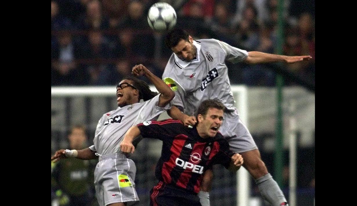 Olivier Bierhoff (tengah) yang telah pensiun bersama Chievo Verona pada Juli 2003 tercatat pernah membela AC Milan selama 3 musim mulai 1998/1999 hingga 2000/2001. Pada musim debutnya 1998/1999, ia mampu mencetak 5 gol dalam empat laga awal Liga Italia 1998/1999. (AFP/Gabriel Bouys)