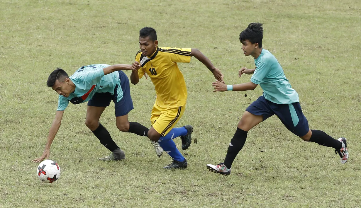 Para pemain UM berusaha menghadang pemaian UNP pada laga Torabika Cup 2017 di Stadion Cakrawala, Malang, Rabu (22/11/2017). UM menang 2-1 atas UNP. (Bola.com/M Iqbal Ichsan)