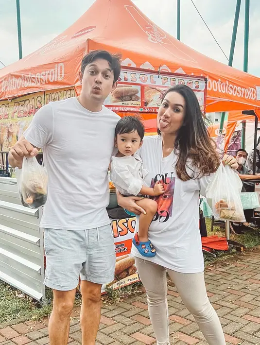 Tidak hanya keduanya yang kerap menarik perhatian, tapi juga sang buah hati yang berusia dua tahun pada bulan April ini. Putranya yang diberi nama Eshan Ryan Fischer makin tampan dan menggemaskan. [Instagram/andrewandika]