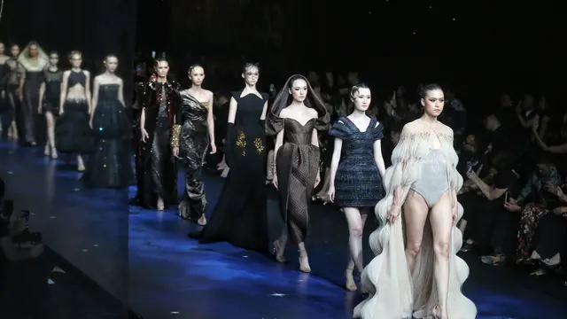 The Sign, Semesta Fashion Diwarnai Sebastian Gunawan dengan Suguhan Magis Dunia Astrologi