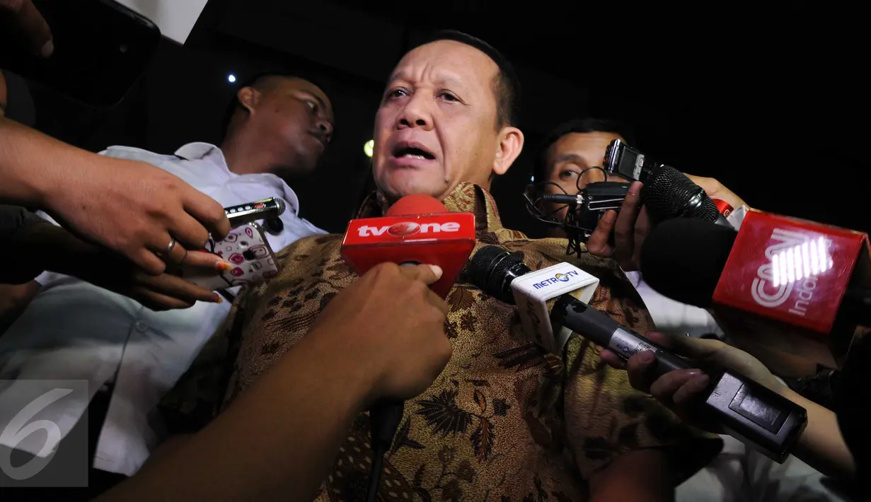Sekretaris Mahkamah Agung (MA) Nurhadi selesai menjalani pemeriksaan terkait dugaan suap Kasubdit Perdata MA Andri Tristianto Sutrisna di Gedung KPK, Jakarta, Selasa (8/3/2016). Nurhadi diperiksa KPK selama 10 jam. (Liputan6.com/Helmi Afandi)