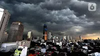 Awan kumulonimbus menyelimuti langit di kawasan Thamrin, Jakarta, Senin (23/12/2019). Badan Meteorologi Klimatologi dan Geofisika (BMKG) memprediksi kawasan Jabotabek berpotensi mengalami peningkatan curah hujan selama sepekan mendatang. (merdeka.com/Arie Basuki)