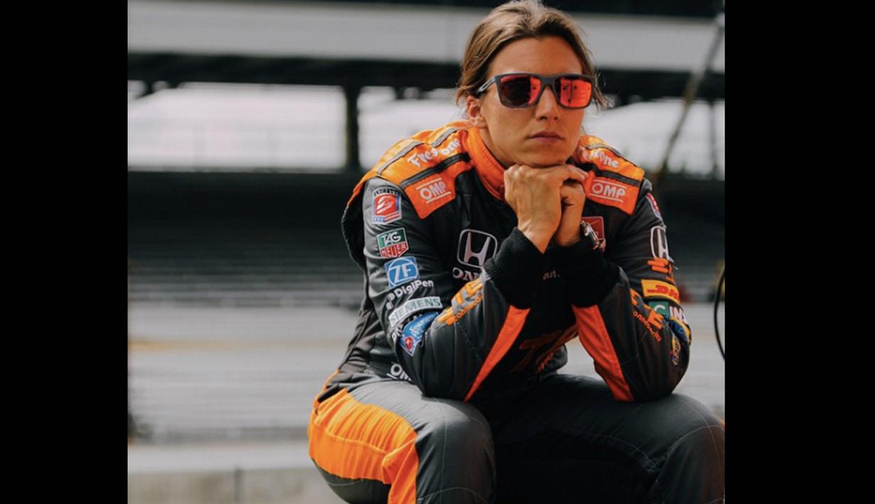 Simona de Silvestro bergabung di Sauber sebagai affiliated driver pada Februari 2014. Pebalap asal Swiss menjalani program latihan di simulator sebelum turun di F1 pada 2015. (Bola.com/Instagram Simona)