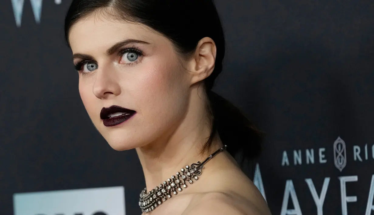 <p>Alexandra Daddario, pemeran dalam "Anne Rice's Mayfair Witches" berpose saat menghadiri pemutaran perdana serial televisi AMC di Harmony Gold Preview House, Los Angeles, Amerika Serikat, 7 Desember 2022. Mempertajam penampilannya, Alexandra merias wajahnya menjadi sangat gelap dan menata rambutnya dengan sanggul rendah. (AP Photo/Chris Pizzello)</p>