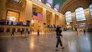 Para penumpang mengenakan masker berjalan di Grand Central Terminal di New York, 8 Juli 2020. Jumlah kasus COVID-19 di AS telah melampaui angka 3 juta pada Rabu (8/7), tepatnya 3.009.611 kasus hingga pukul 11.34 waktu setempat, menurut lembaga CSSE di Universitas Johns Hopkins. (Xinhua/Wang Ying)
