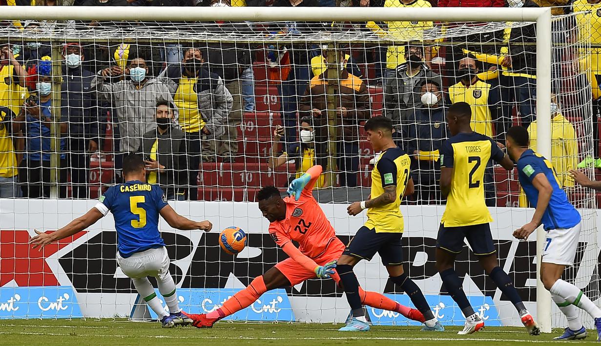 Brasil memperoleh gol cepat saat laga baru berjalan enam menit. Casemiro membawa Brasil unggul 1-0 melalui tendangan dalam sebuah kemelut di depan gawang Ekuador yang dikawal Alexander Dominguez. (AP/Pool/Rodrigo Buendia)