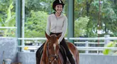 Mencoba berkuda, saudara sambung Darma Mangkuluhur ini ungkap jika berkuda tidak semudah yang dibayangkan. Dibutuhkan keseimbangan dan mental yang kuat ketika berkuda. Pasalnya diungkap Puteri, kuda adalah hewan tak bisa ditebak dan wataknya berbeda-beda. Meski tak segampang itu, Puteri akui jika berkuda sangat seru dan berharap suatu saat bisa jago. (Liputan6.com/IG/@putmod)