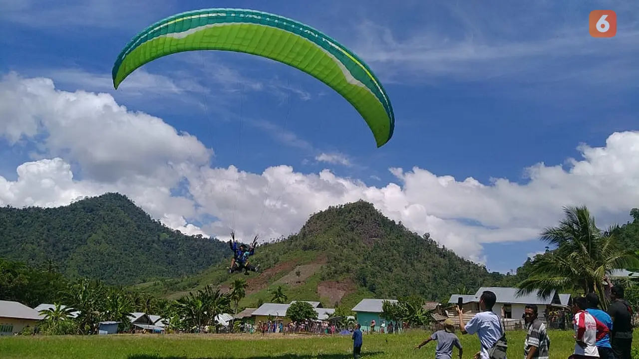 Menikmati Wisata Paralayang di Bukit Lelato, Kabupaten Pahuwato. (Arfandi Ibrahim/Liputan6.com