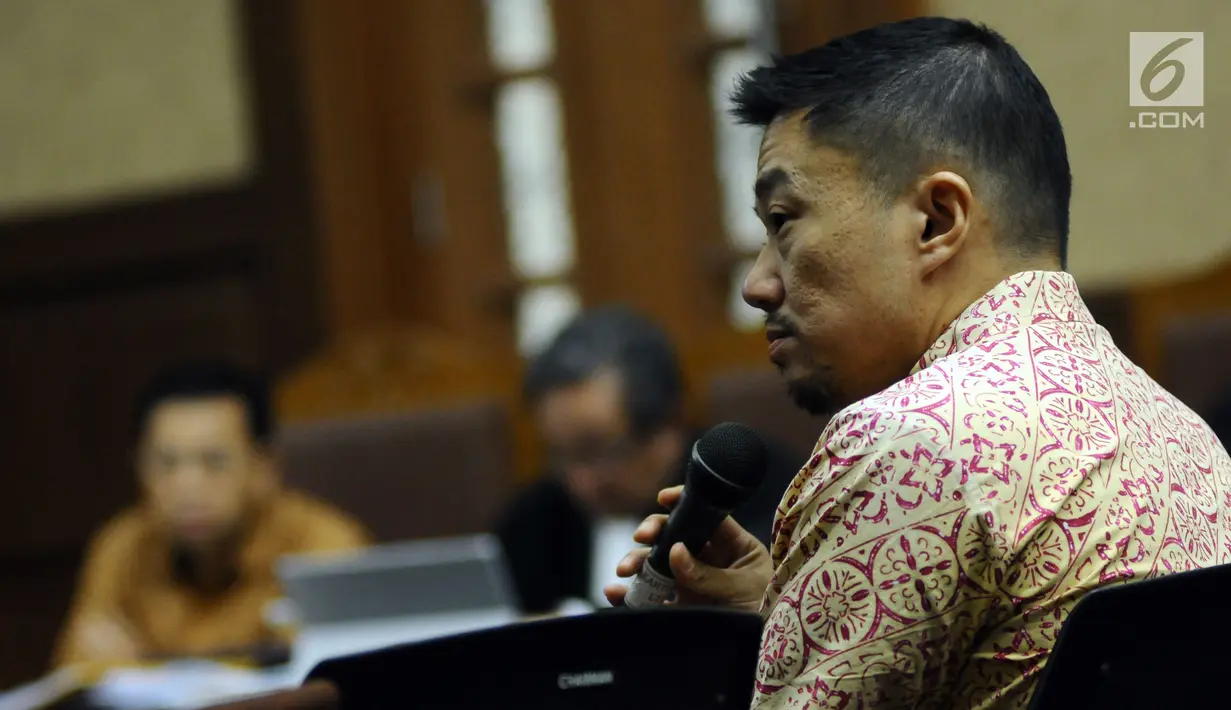 Mantan Country Manager HP Enterprise Services, Charles Sutanto Ekapradja saat bersaksi pada sidang lanjutan dugaan korupsi proyek e-KTP dengan terdakwa Setya Novanto di Pengadilan Tipikor, Jakarta, Senin (22/1). (Liputan6.com/Helmi Fithriansyah)