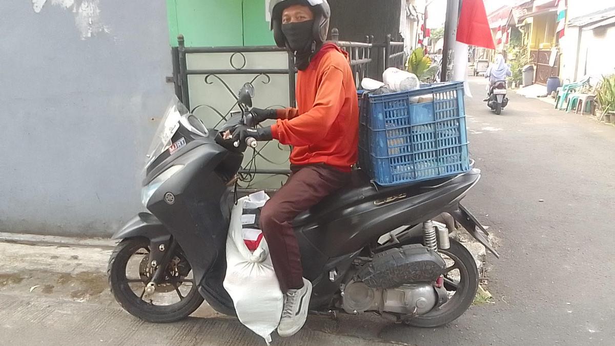 Sisi Pahit Kurir Paket, Terjerat Suspend hingga Ongkir Terpangkas