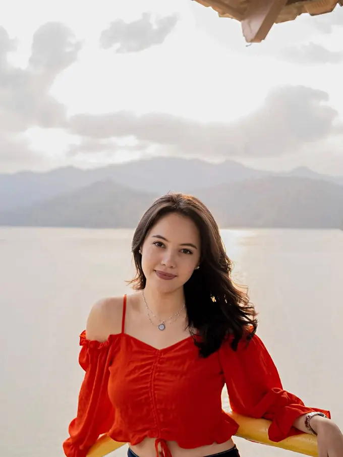 Potret Anggika Bolsterli yang Hobi Traveling Saat di Pantai Ini Menawan