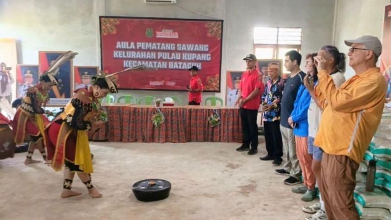 Wisatawan Amerika Serikat Terpukau Pesona Budaya Dayak di Pulau Kupang