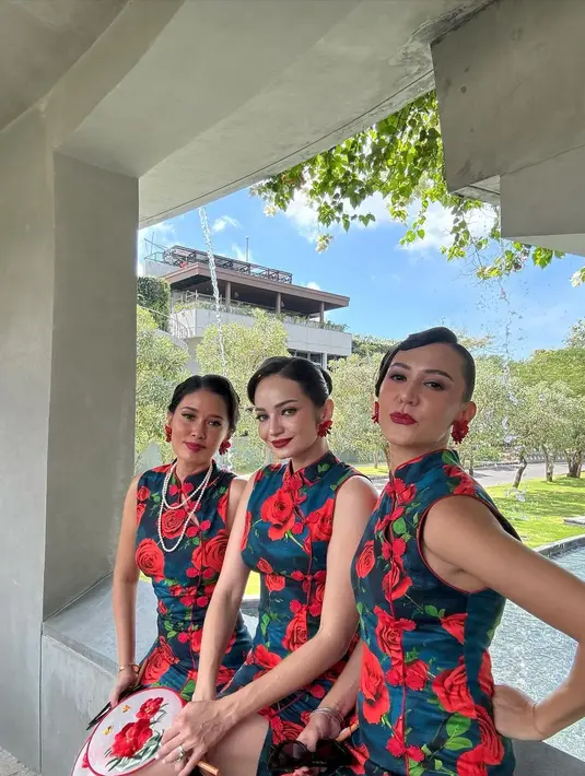 Enzy Storia tampil bak Ling-Ling mengenakan cheongsam sleeveless dress bermotif bunga [@enzystoria]