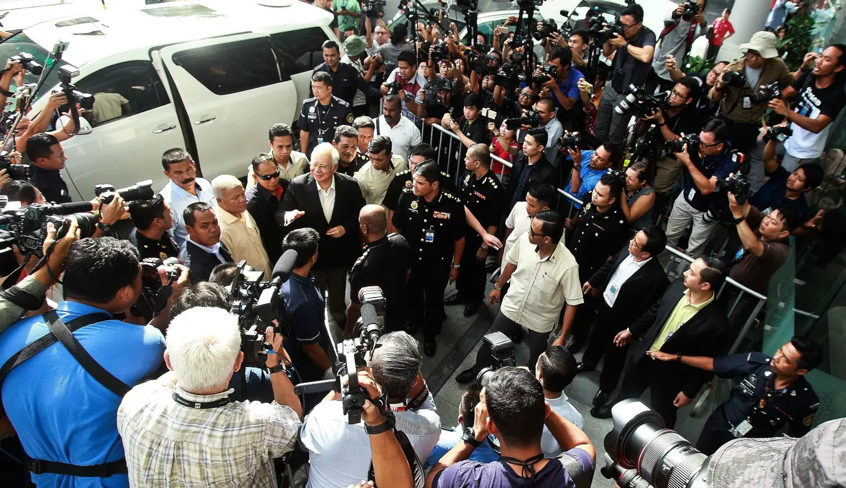 Wartawan mengambil gambar mantan PM Malaysia Najib Razak saat tiba di Kantor Komisi Anti-Korupsi Malaysia (MACC), Putrajaya, Malaysia, Kamis (24/5). (AP Photo/Vincent Thian)