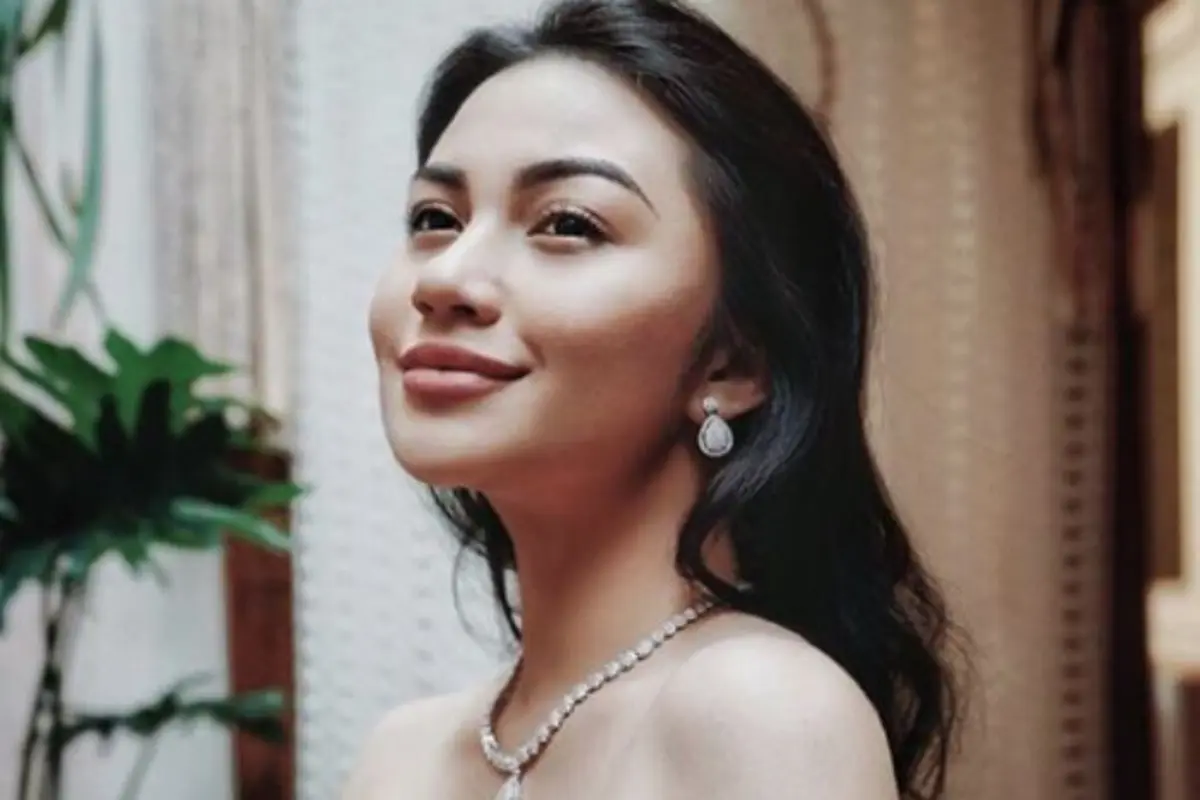 Ariel Tatum dengan Makeup Sensual yang Bikin Hati Terpana