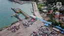 <p>Pantauan udara kendaraan pemudik memadati Pelabuhan Merak, Banten, Jumat (29/4/2022). Pemudik yang mulai melakukan antre kendaraan di Pelabuhan Merak mulai terlihat padat jelang arus mudik Lebaran 2022. Tak tanggung-tanggung, antrean berlangsung hingga berjam-jam. (Liputan6.com/Angga Yuniar)</p>