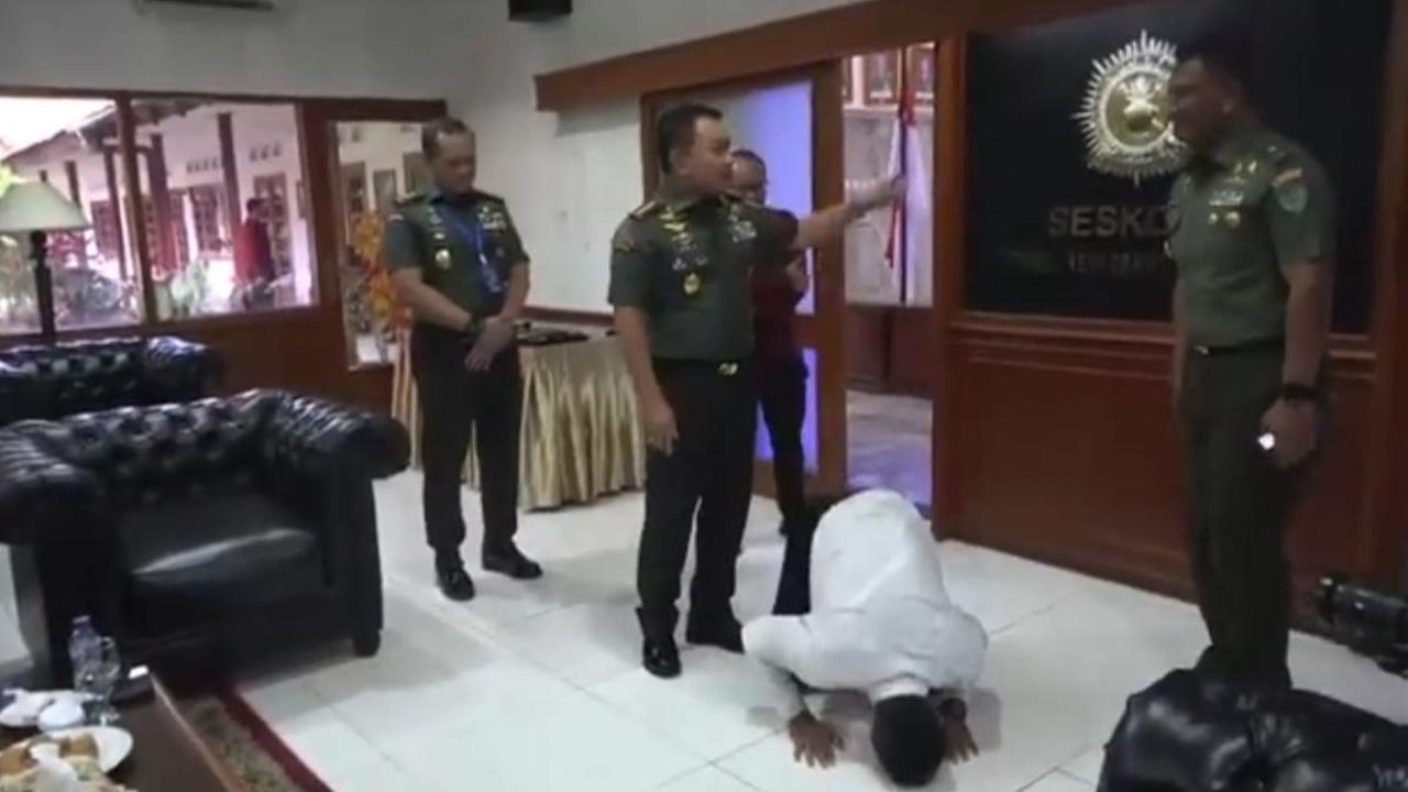 Dudung langsung memberi perintah agar Ravi langsung ikut pendidikan Bintara TNI. Tak cuma itu, Jenderal Dudung juga memerintahkan agar Ravi tak usah ikut tes, alias langsung masuk pendidikan Bintara TNI.<br>