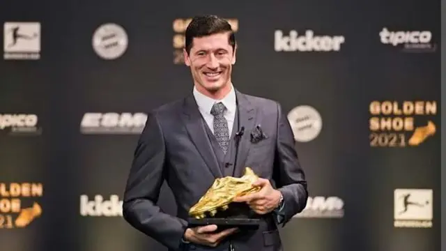 Foto: Lewandowski dengan sepatu emas.