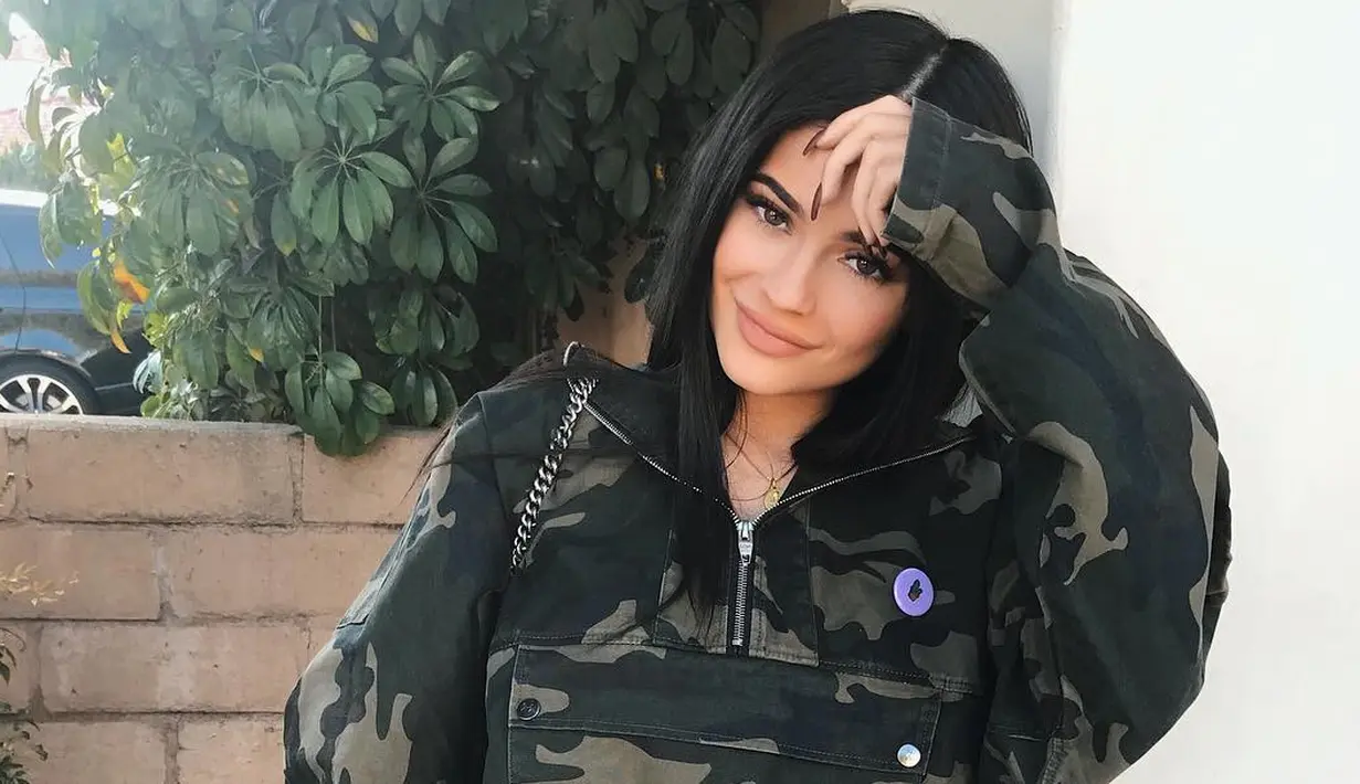 Kylie Jenner kini tengah menjalani perannya sebagai seroang ibu. Dan si bungsu keluarga Kardashian ini ternyata sangat telaten! (instagram/kyliejenner)