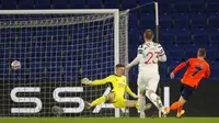 Pemain Istanbul Basaksehir Edin Visca (kanan) mencetak gol ke gawang Manchester United  pada pertandingan Grup H Liga Champions di Stadion Fatih Terim, Istanbul, Turki, Rabu (4/11/2020). Istanbul Basaksehir menang 2-1. (AP Photo)