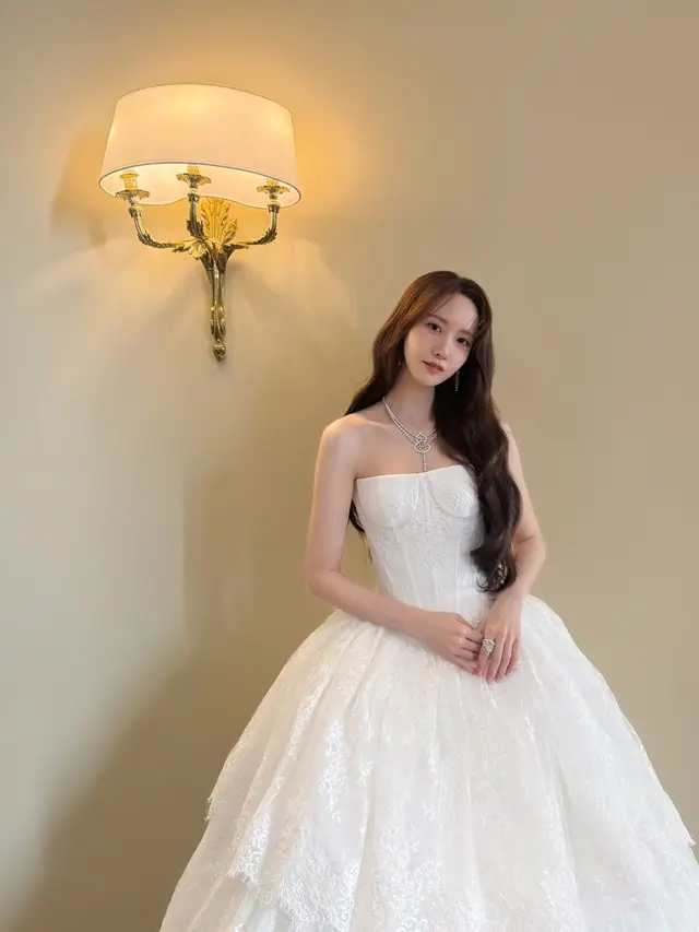 Dua Pesona Princess YoonA SNSD di Cannes 2026, dari Fairytale White Gown hingga Nude Pink Elegance