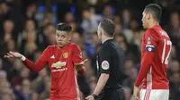 Reaksi bek Manchester United Marcos Rojo (kiri) pada wasit Michael Oliver di duel Piala FA melawan Chelsea, Kamis (14/3/2017) dinihari WIB. (AP Photo/Alastair Grant)