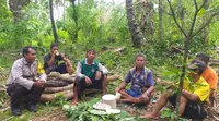 Aipda I Ketut Wirawan, seorang Bhabinkamtibmas dari Polsek Kayangan di Desa Salut, Lombok Utara, Provinsi Nusa Tenggara Barat (NTB) berpatroli menyambangi masyarakat usai Pemilu 2024. (Divisi Humas Polri)