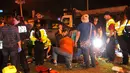 Petugas medis mengevakuasi korban terluka setelah sebuah truk pickup menabrak Parade Mardi Gras di New Orleans, Sabtu (25/2). Seorang pengemudi mabuk tanpa sadar mengarahkan kendaraanya ke kerumunan penonton parade. (Scott Threlkeld/The Advocate via AP)