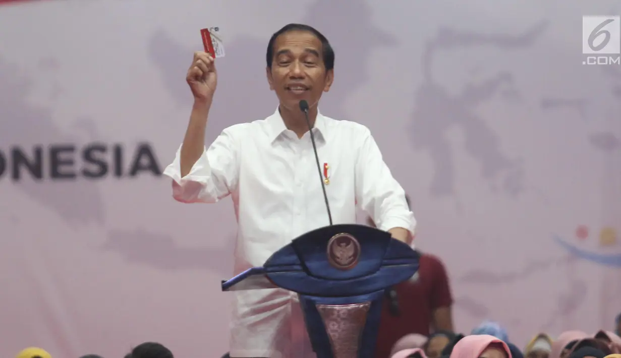 Presiden Joko Widodo memberi sambutan saat menyalurkan bantuan sosial PKH dan BPNT tahun 2019 di Bogor, Jumat (22/2). Pemerintah memberikan PKH 133.312 keluarga dan BPNT 189.990 keluarga Rp185,5 miliar untuk penerima di Bogor. (Liputan6.com/Angga Yuniar)